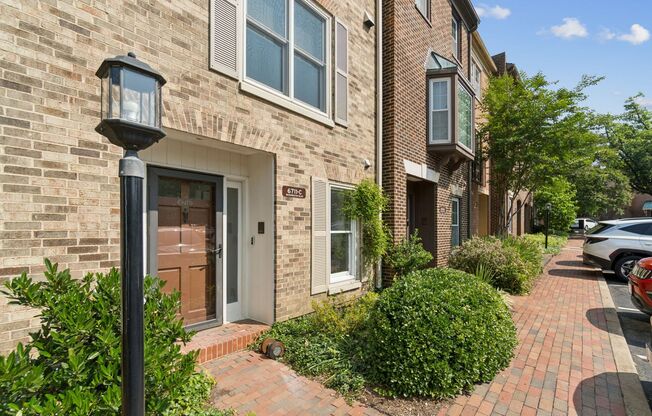 Wonderful, 4 level Arlington Brick townhome!