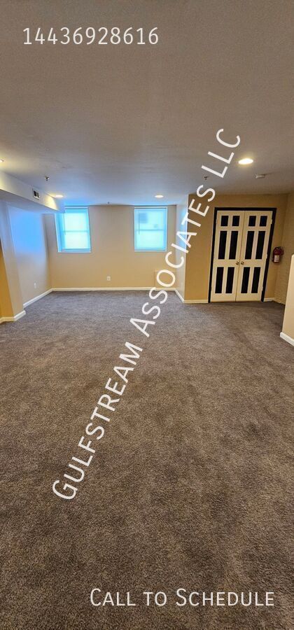 219 1/2 E N AVE