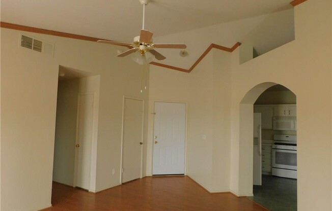 558 SENTRY AVE