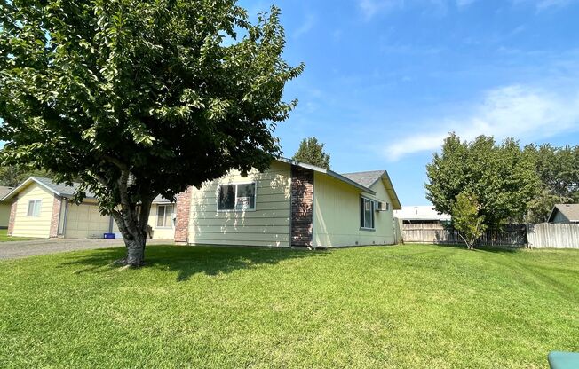 Adorable Remodeled 3 Bedroom Unit Centrally Located in Kennewick!!!