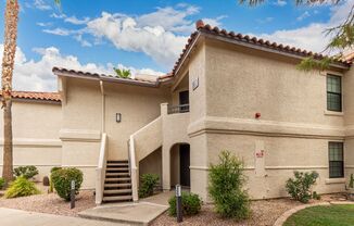 Luxurious Pool-View Condo in Scottsdale Village IV