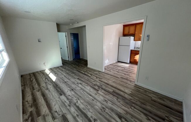 BEAUTIFUL DETACHED ADU WITH AC, NEW APPLIANCES, PRIVATE ENTRANCE, UPDATED KITCHEN AND MORE!!!