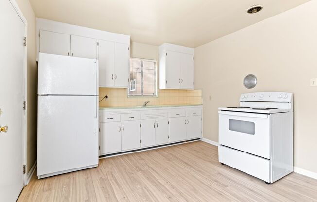 Cozy 1-Bed Oakland Apartment: San Leandro Schools & Off-Street Parking!