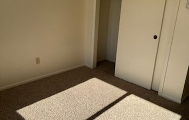 2BR apartment in Eagle River near the Chain of Lakes.