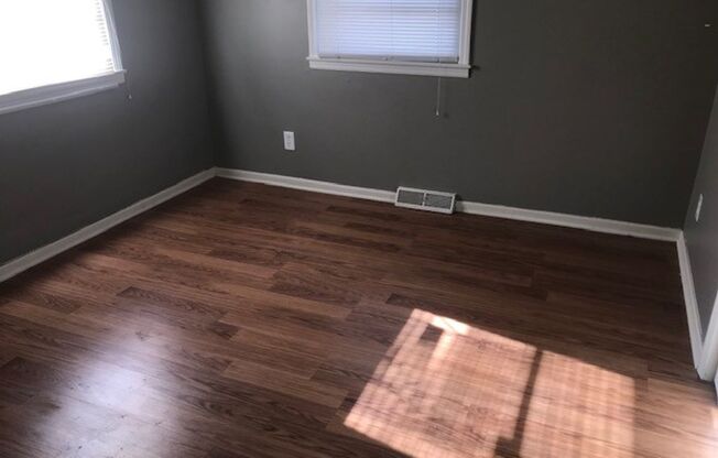 2 beds, 1 bath, $1,100