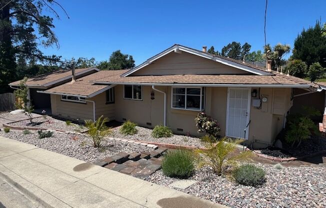 Lovely 3-Bedroom Corner Lot home in Pinole Valley