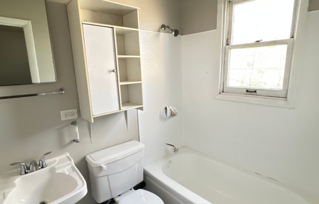 1 bedroom located in the heart of Lakewood! Enjoy your 1st month free!