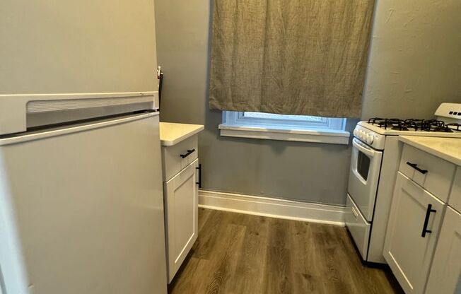 2 beds, 1 bath, $1,295, Unit 105