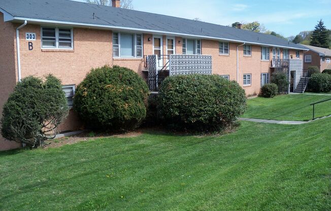 2 beds, 1 bath, 903 sqft, $1,250, Unit B-5