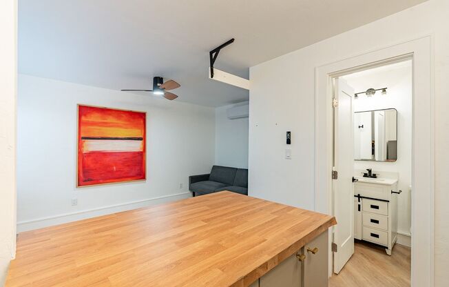 1 bed, 1 bath, 400 sqft, $1,350, Unit A