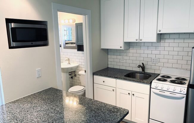 Studio, 1 bath, $725, Unit 06