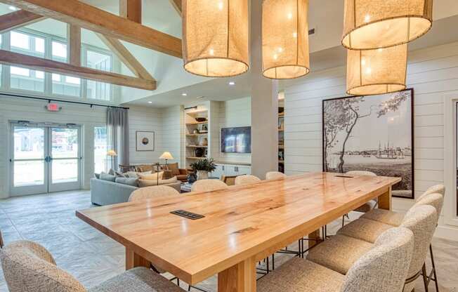 additional photo for property listing at chic digs with room to stretch out in the village 22 car