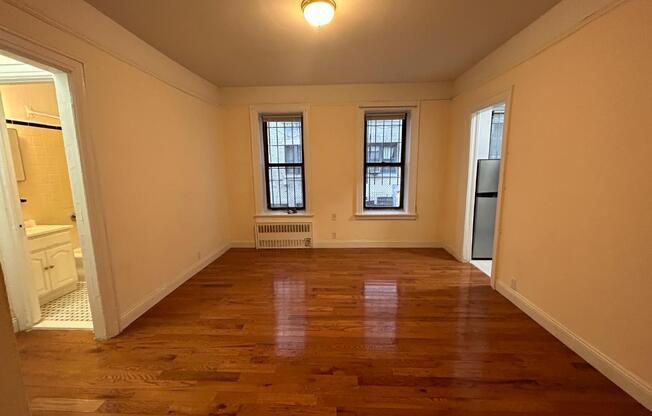 325 W 71 ST