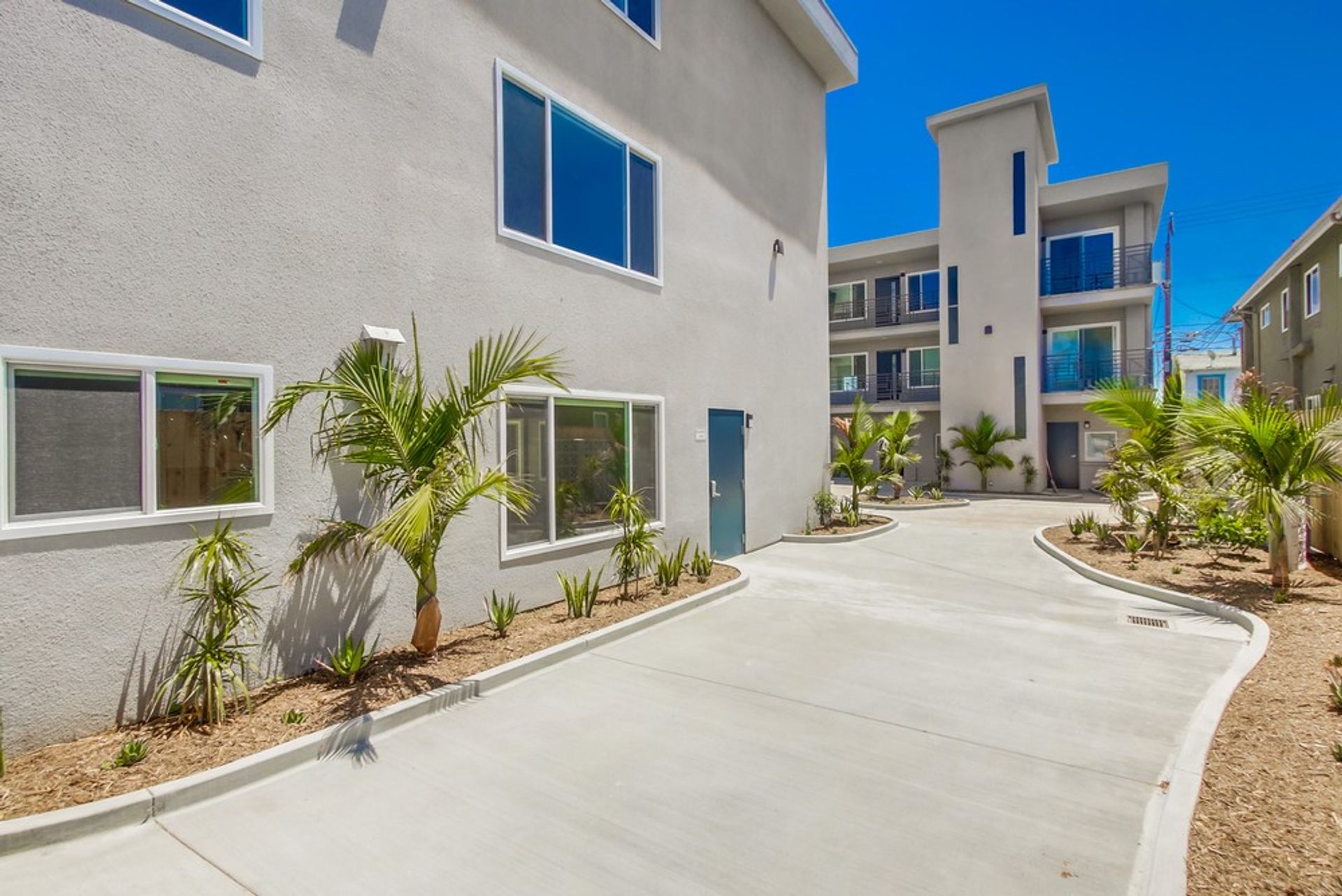 Very walkable neighborhood, Stylish Second Floor 2 BED 1 BATH, WASHER/DRYER, DISH WASHER, Private Balcony