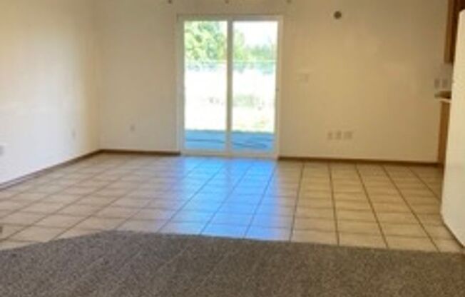 2 beds, 1 bath, $1,400, Unit 308 N. Pierce Rd