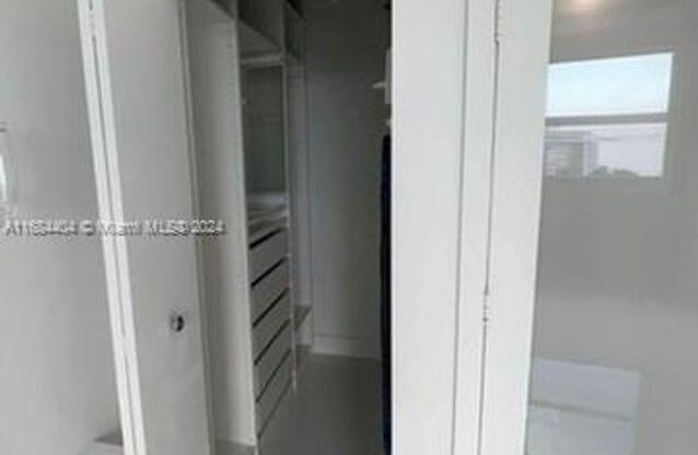 2 beds, 2 baths, 1,140 sqft, $4,700, Unit 1155 Brickell Bay Dr # 17-09