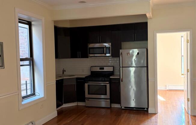 3 beds, 1 bath, 2,760 sqft, $3,500, Unit 1 floor