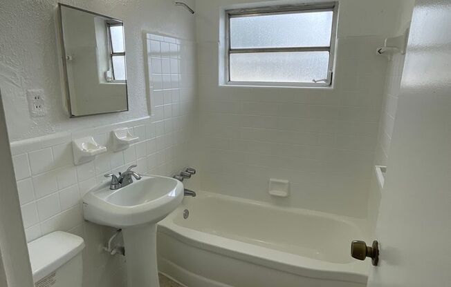 2 beds, 1 bath, 832 sqft, $2,200, Unit #18