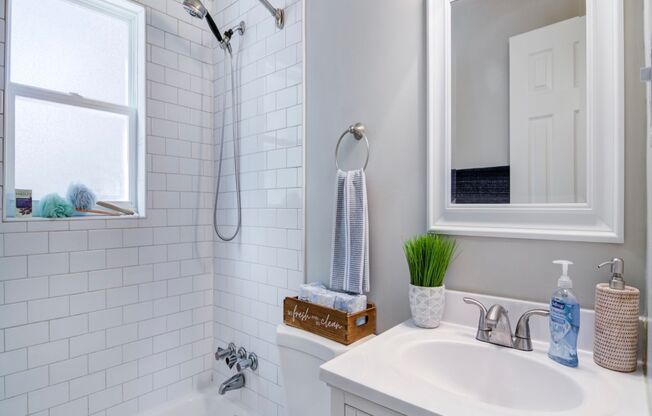 2 beds, 1 bath, 850 sqft, $1,250, Unit 00-D5