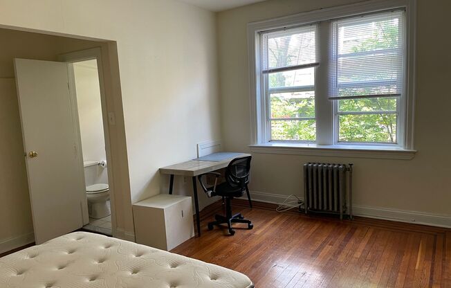 Studio, 1 bath, 296 sqft, $950, Unit 3-J
