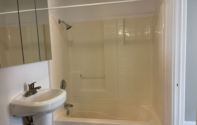 2 beds, 1 bath, 850 sqft, $2,560, Unit 1531D