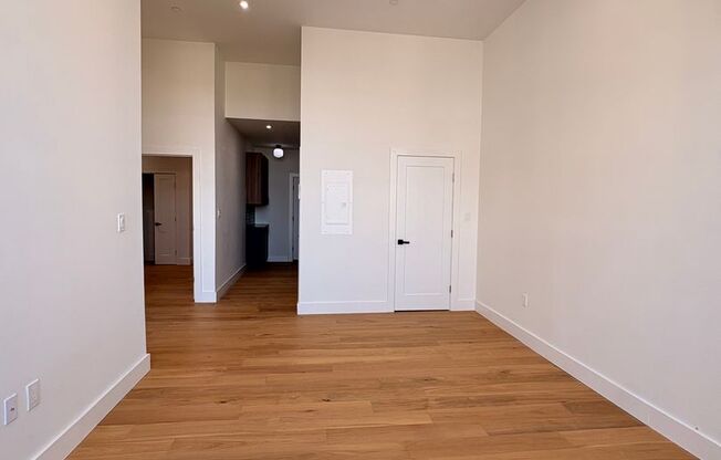 2 beds, 1 bath, 725 sqft, $2,275, Unit 522