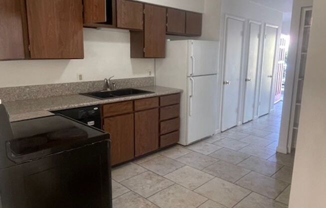 1 bed, 1 bath, 650 sqft, $900, Unit 02