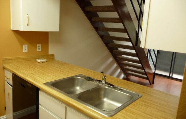 Spacious 2Bd/2Ba Townhome with Loft