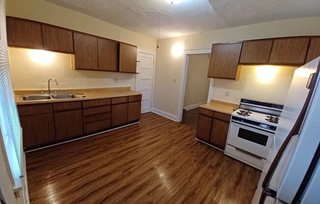 3 beds, 1 bath, 1,200 sqft, $840