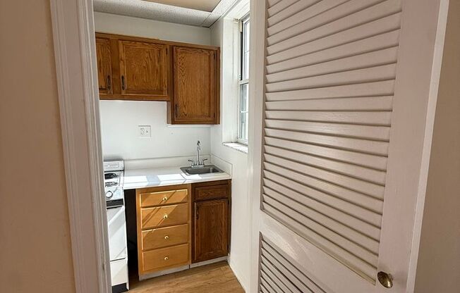 Studio, 1 bath, 294 sqft, $1,365, Unit New King Edward  3A3