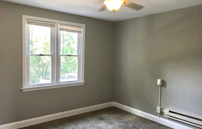 2 beds, 1 bath, $1,095, Unit Unit B