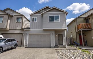 Three bedr townhouse in Orchards with AC. - New carpet and paint