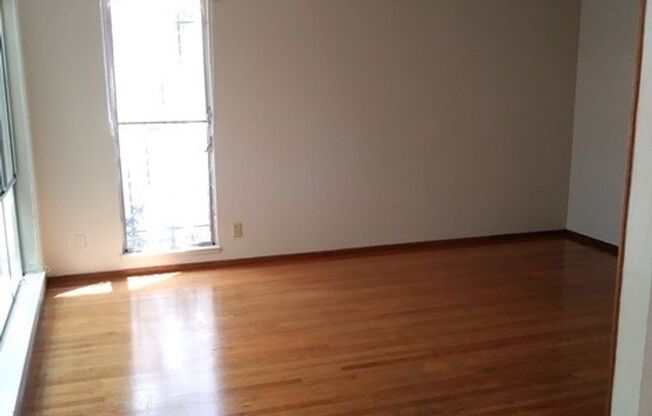 Spacious 2 Bedroom, apartment, with Hardwood Floors, in quiet area below Sacramento St.