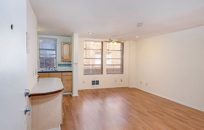 Studio, 1 bath, 400 sqft, $1,095, Unit B09