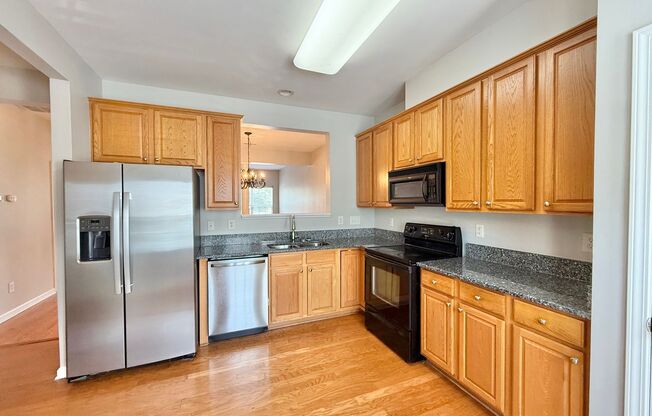 Charming 3BD, 2BA Apex Townhome In a Prime Location Near Tons of Shopping and Dining Options