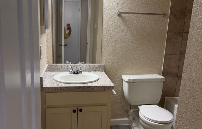 2 beds, 1 bath, 812 sqft, $1,085, Unit 402