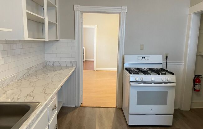 1 bed, 1 bath, $1,050, Unit 145 E. Vine St. Apt. 4