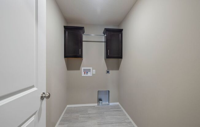 Beautiful 4 Bedroom Rental in Nixa with a fully fenced in yard!