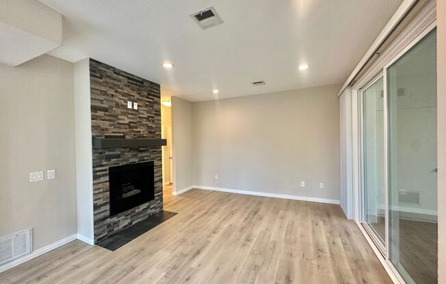 Second Floor Updated 2 BD / 2 BA In Carmel Valley!