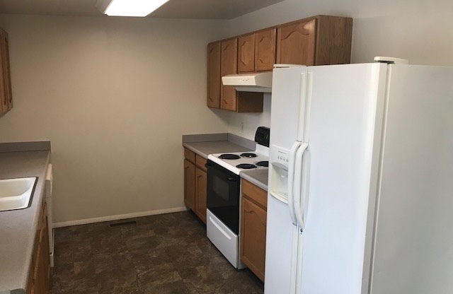 3 beds, 1 bath, 1,800 sqft, $1,395, Unit 5985