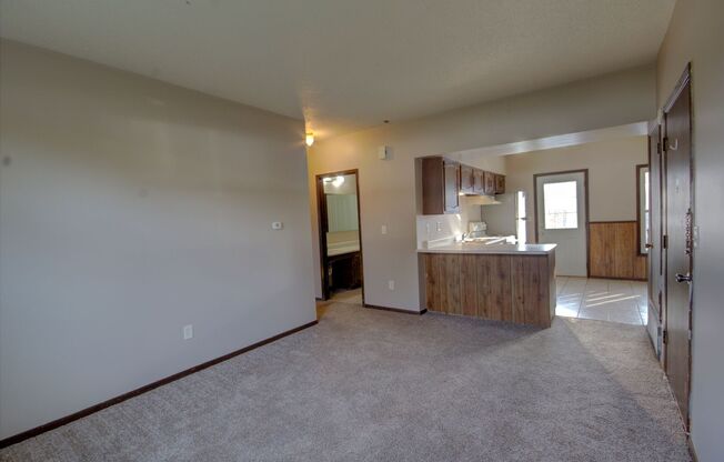 2 beds, 1 bath, $895, Unit Apt B