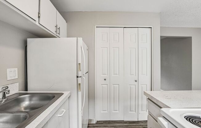 2 beds, 1 bath, 800 sqft, $1,295, Unit 431-01-17