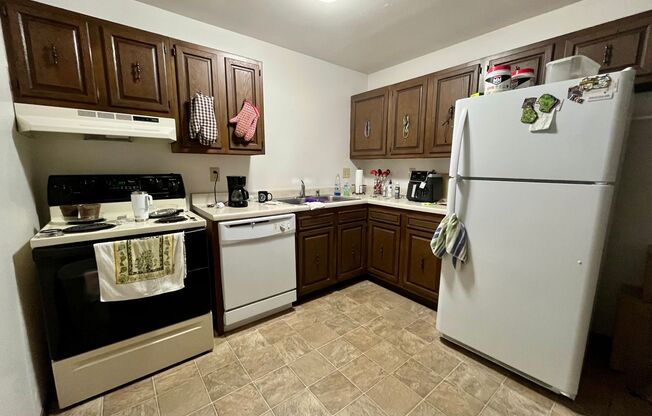 2 beds, 1.5 baths, $1,350, Unit 216