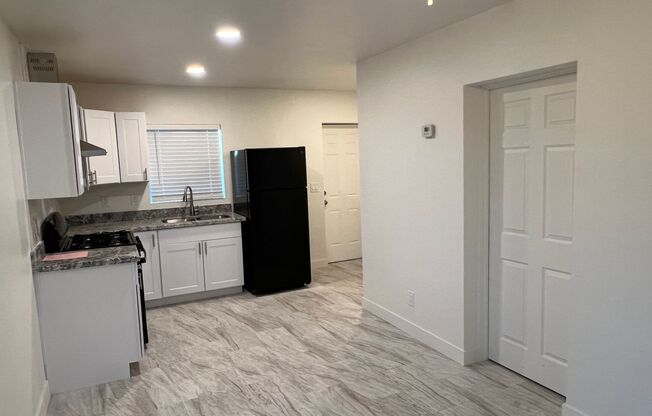 Charming Fully Remodeled 1 Bedroom 1 Bath Apartment  Near Shopping & Public Transportation