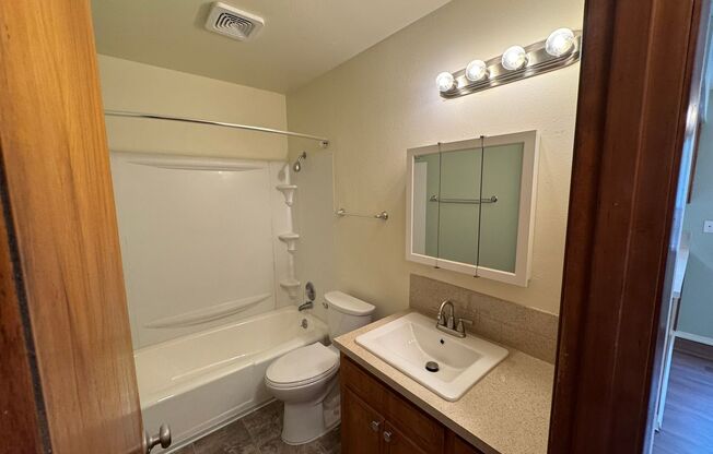 2 beds, 1 bath, 740 sqft, $1,525, Unit 10