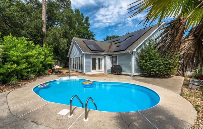 POOL HOME IN THE HEART OF NICEVILLE