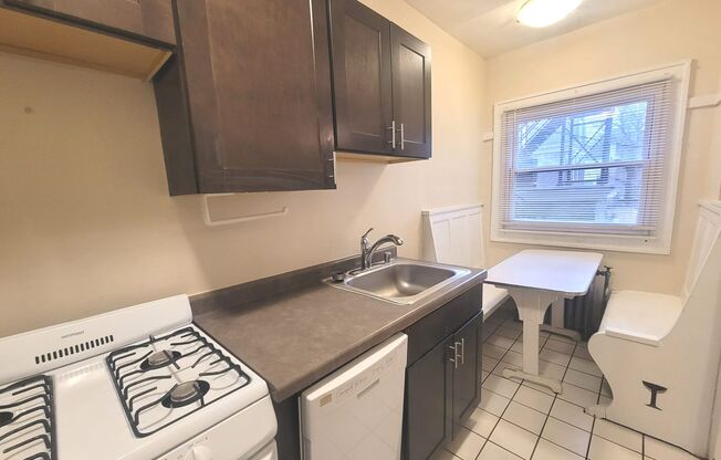 1 bed, 1 bath, $1,025, Unit 18