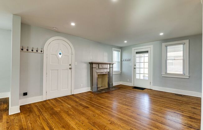 Spacious 4 Bed/ 3.5 Bath Home in Madison w Detached Office and Full Bath, 2 Car Garage, 1/2 acres lot, Pet Friendly
