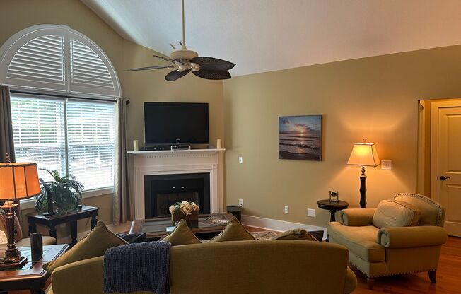 FULLY FURNISHED 3 BEDROOM TOWNHOME IN GREAT WATERS!