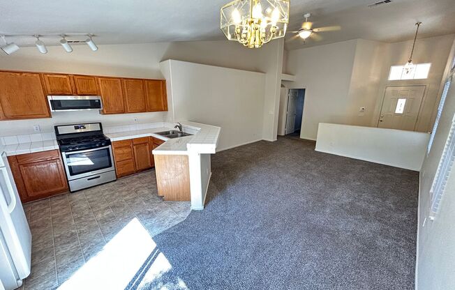 Cozy 3Bed/2Bath/2Car Residence located in beautiful Summerlin!